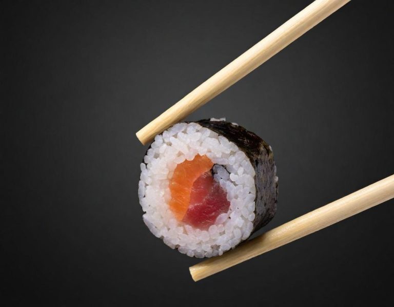 Vernetztes Gehirn-Symbol mit bunten Knoten und Linien in verschiedenen Farben.